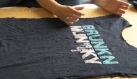 How to make a large t-shirt fitted with knots along the sides